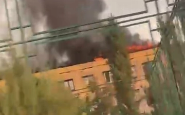 На Юнусабаде произошел крупный пожар в жилом доме (видео)