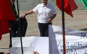 Лукашенко прилетел на вертолете к бастующим рабочим