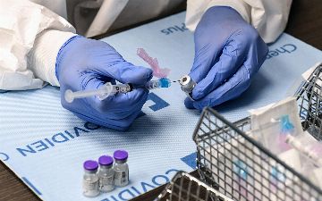 Врачи развеяли популярные мифы о вакцинах против COVID-19 и теорий заговора