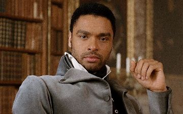 Актер, сыгравший герцога Гастингса, рассказал почему он не появится во втором сезоне «Бриджертонов»