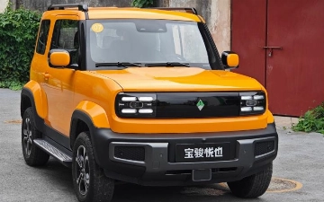 В Китае стартовали продажи электромобиля со смарт-часами на задней двери