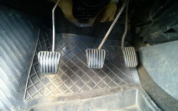 Почему педаль газа проваливается при резком нажатии?