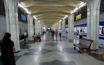 Названа причина установки на некоторых станциях метро парковых скамеек