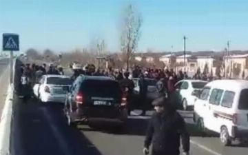 В Джизаке недовольные отсутствием газа и электричества граждане перекрыли дорогу в знак протеста 