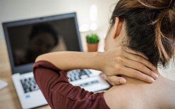 Вoceмь упpaжнeний пpoтив шeйнoгo ocтeoхoндpoзa