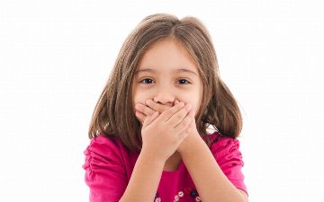 О каких патологиях может говорить неприятный запах изо рта ребенка?