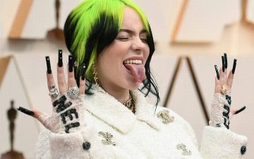 Билли Айлиш снова сменила имидж и стала похожа на свою маму- фото