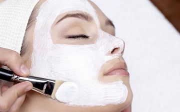 Дерматолог назвала самую опасную процедуру для лица на дому