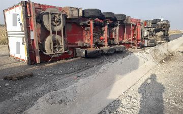 В Бухарской области перевернулся грузовик из-за того, что водитель уснул за рулем