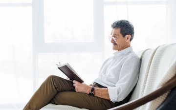 Стало известно, что пожилые хуже понимают смысл прочитанного текста – с чем это связано?