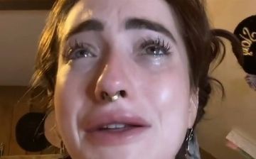 Тиктокерша проглотила наушник AirPods и смогла записать голосовое сообщение пока он находился в желудке – видео