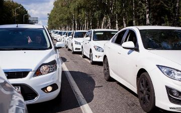 Водителей Ашхабада заставляют перекрашивать черные детали автомобилей