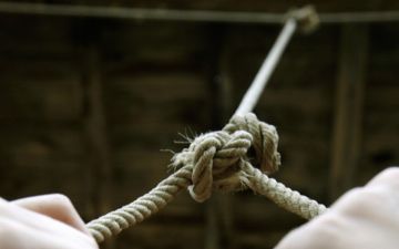 В Кашкадарье школьница повесилась в гостиной своего дома