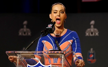 Кэти Перри не могла открыть глаз на сцене — видео