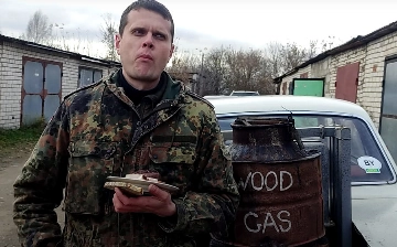 Белорус переоборудовал свою «Волгу» для езды на дровах