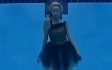 Синхронистка показала подводную версию танца Уэнсдэй — видео