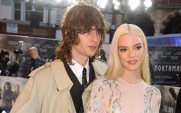 Аню Тейлор-Джой заметили с ее возлюбленным на свидании в Венеции