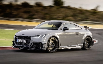 Способен ли новейший Audi TT RS обогнать предыдущие поколения модели в гонке