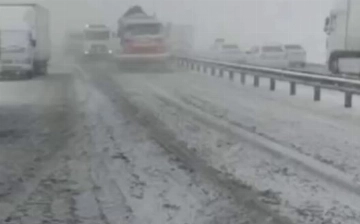 Перевал Камчик засыпало снегом (видео)
