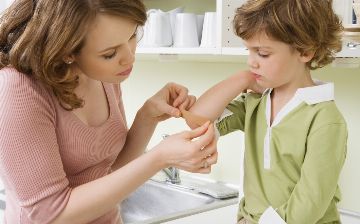 Женщина повела ребенка к врачу из-за ушиба и спасла ему жизнь