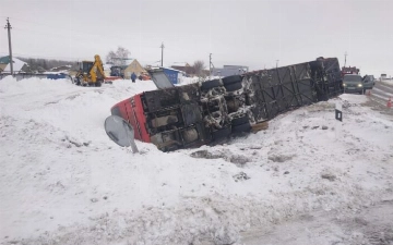 Автобус, ехавший из России в Узбекистан, вылетел в кювет