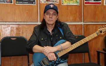 От осложнений коронавируса скончался легендарный ташкентский гитарист и основатель группы «Рейс 09» Игорь Савич