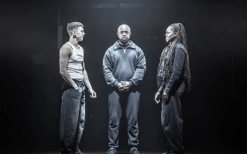 Том Холланд поделился фото спектакля по «Ромео и Джульетте» с его участием