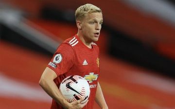 «Барселона» заинтересована в подписании голландского хавбека Донни ван де Бека