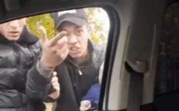 В Самарканде женщине пришлось забежать в чужую машину, чтобы спастись от мужа — видео