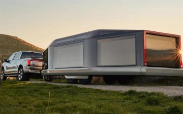 В сети показали очень дорогой электрический прицеп 