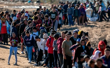 Верховный суд США разрешил депортировать мигрантов в третьи страны