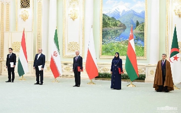 Шавкат Мирзиёев принял верительные грамоты у пяти новых послов