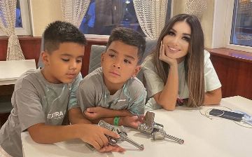 Певицу Райхон захейтили за то, что она не обнимает детей своего супруга — фото