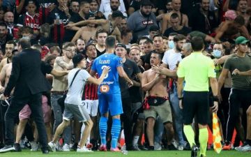 Во время матча чемпионата Франции болельщики напали на футболистов - видео