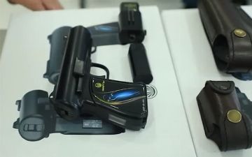 В Фергане инспекторам ДПС выдали электрошокеры, похожие на пистолет