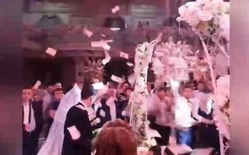 На роскошной самаркандской свадьбе раскидывали крупные деньги — видео