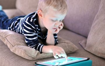 Можно ли давать детям играть планшет? Отвечает нейропсихолог