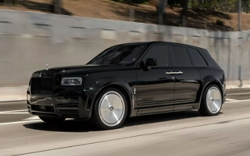 Rolls-Royce презентовал новейший Cullinan Black Badge с деталями из углеродного волокна