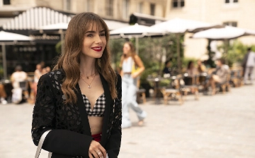 Новые кадры со съемок третьей части «Эмили в Париже» – фото