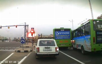В Ташкенте водители автобусов устроили гонки и врезались друг в друга 