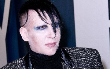 В США Мэрилина Мэнсона арестуют за то, что он высморкался на оператора 