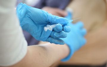 Директор школы в Навоийской области угрожал увольнением 20 сотрудникам в связи с неполучением вакцины против коронавируса