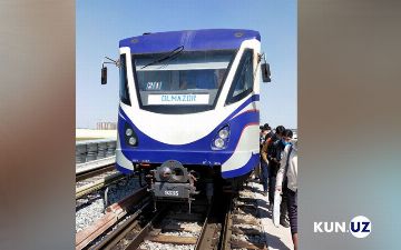 В Ташкенте из-за остановившегося поезда метро пассажирам пришлось продолжать путь пешком