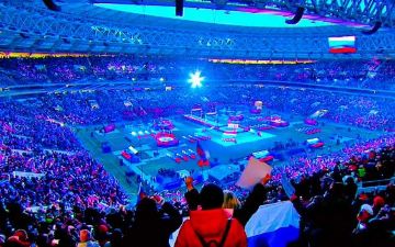 Более 200 тысяч москвичей собрались на «Лужниках» в честь присоединения Крыма к России — видео