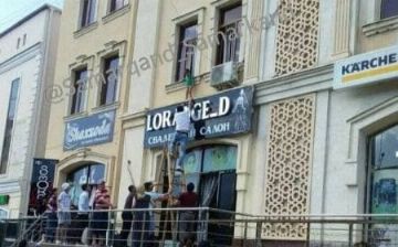 В Самарканде прохожие спасли едва не выпавшего из окна ребенка