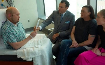 В США хирурги впервые целиком пересадили глазное яблоко