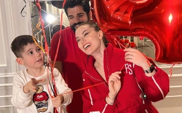 Бурак Озчивит опубликовал фото с новорожденным сыном