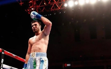 Боксер Баходир Жалолов нокаутировал Кертиса Харпера — видео 