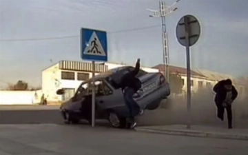 В Бухаре перевернувшийся автомобиль придавил школьника — видео (18+)
