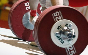 В первый день ЧМ узбекский тяжелоатлет завоевал 3 медали